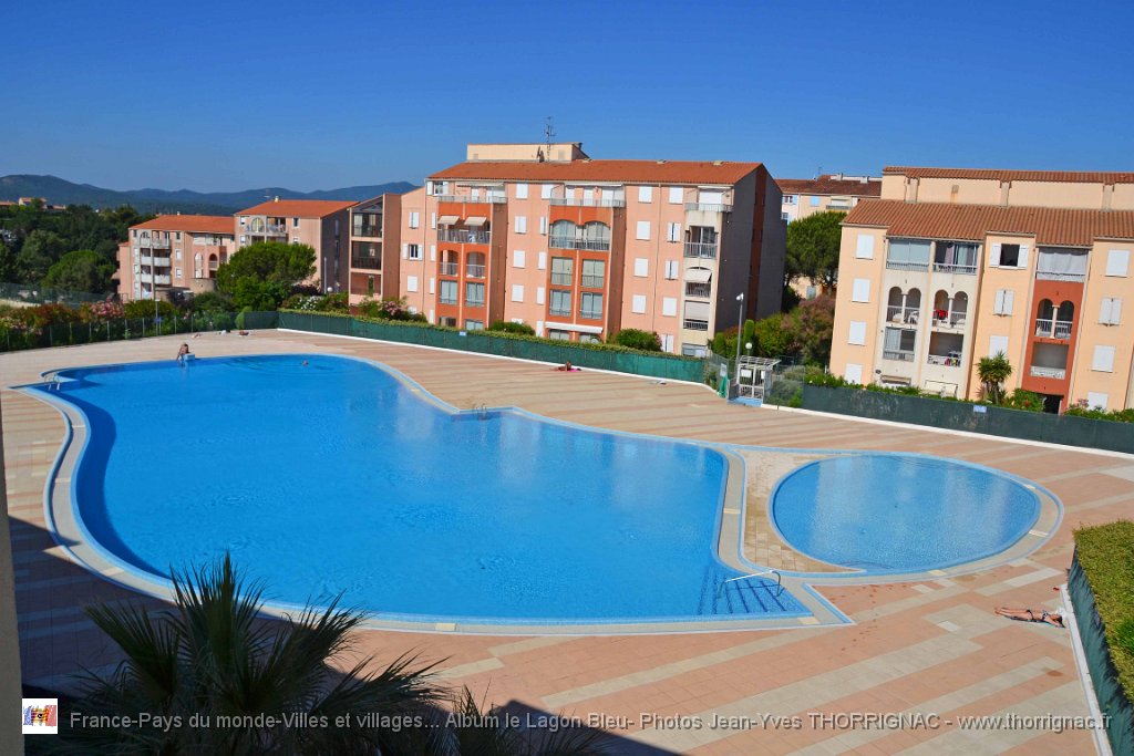 DSC0056.JPG - La piscine de 1000 m2 environ - A gauche, le bâtiment le Hawaï et à droite, le bâtiment les Marquises - 23 juin 2015