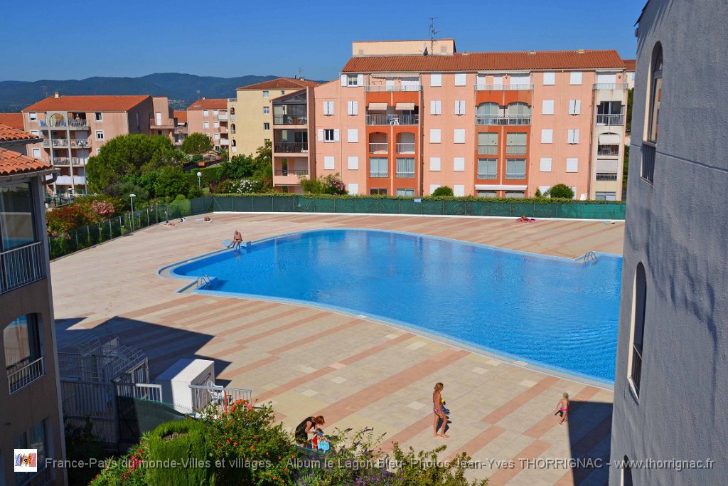 DSC0060.JPG - La piscine de 1000 m2 environ - Au fond, le bâtiment le Hawaï - 23 juin 2015