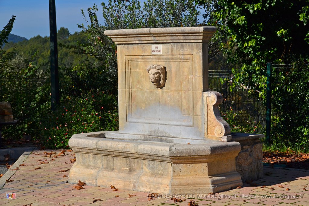 DSC 0039.JPG - Fontaine se trouvant à côté de l'arrière de l'église Saint-Antonin.