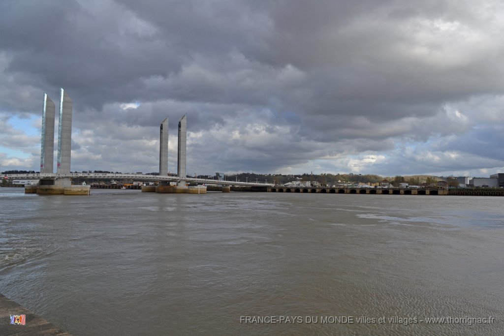 DSC 0095.JPG - Vue sur le pont depuis la Rive Gauche, plus précisémeent depuis le "quai des marques" de Bordeaux. 04/04/2013