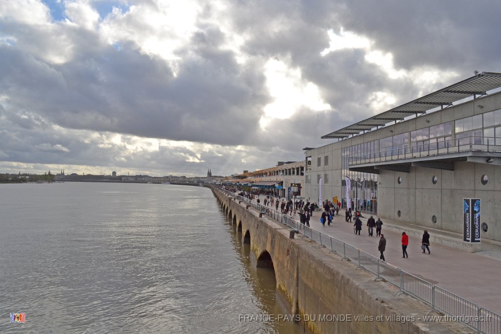 DSC 0097.JPG - Le "quai des marques", sur la Rive gauche de Bordeaux. 04/04/2013
