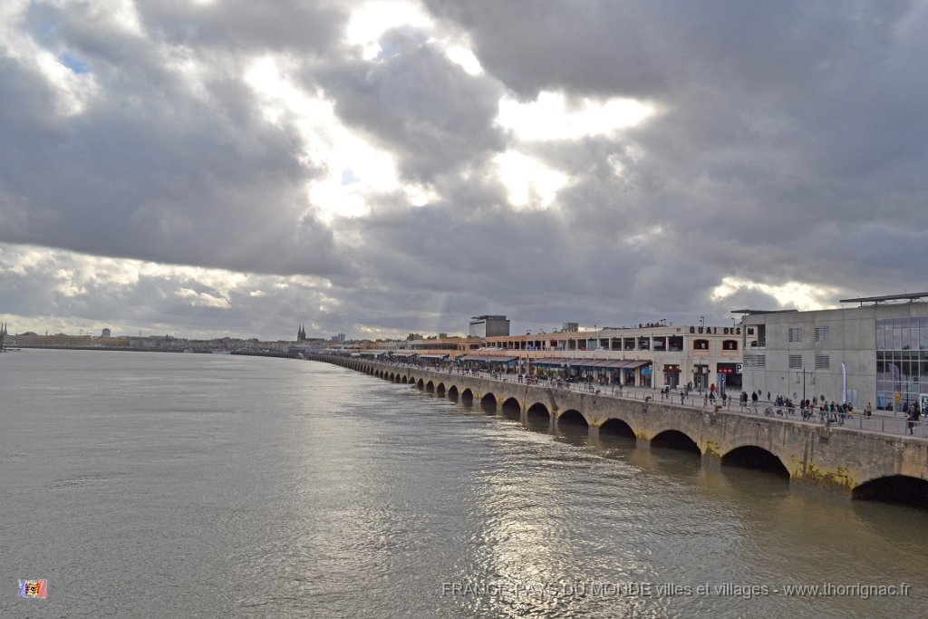 DSC 0099.JPG - Le "quai des marques", sur la Rive gauche de Bordeaux. 04/04/2013