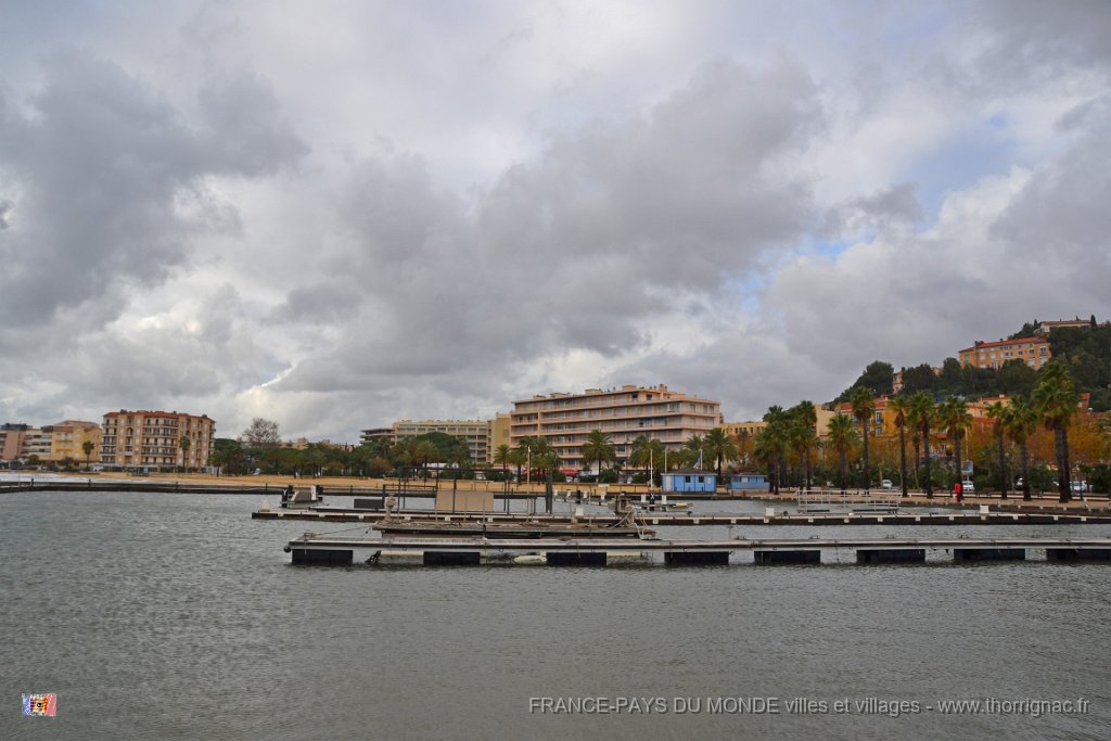 Bormes les mimosas 5.JPG - Le port.  Le 05 décembre 2014 sous la pluie.