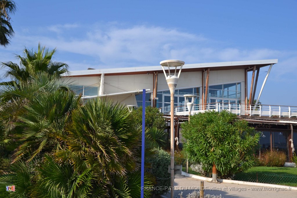 Base nature octobre 2013 2.jpg - La Base Nature François Léotard. La piscine municipale. 27 octobre 2013