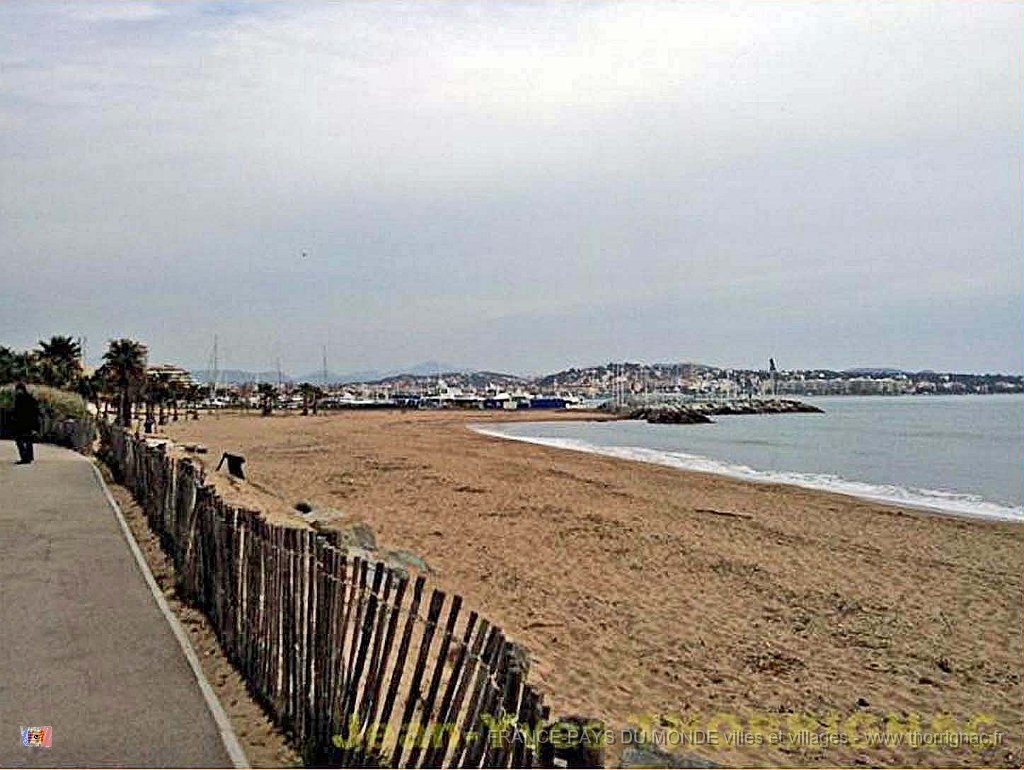 Diapositive3 .jpg - le bord de mer à la base nature "François Léotard" en février, au fond,le port de Fréjus.