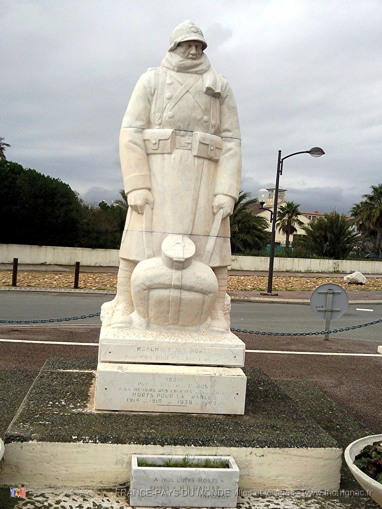 Photo0665.jpg - Le monument de Hammam Bou Hadjar (Oranie) installé au rond point de la base nature "François Léotard".
