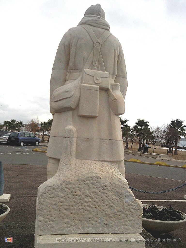 Photo0670.jpg - Le monument de Hammam Bou Hadjar (Oranie) installé au rond point de la base nature "François Léotard".