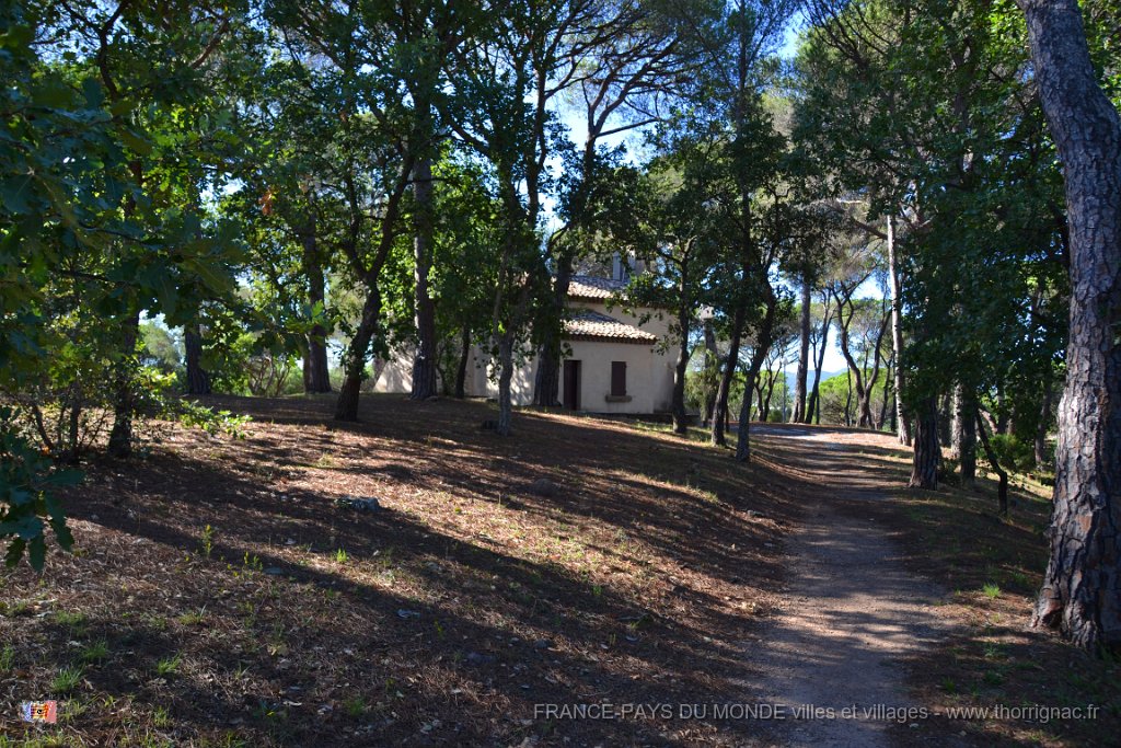 DSC0073.JPG - Chapelle Sainte-Brigitte. 20 septembre 2015. Se situe dans une pinède et dans le quartier du même nom avant l'entrée de Fréjus en venant du péage du Capitou.