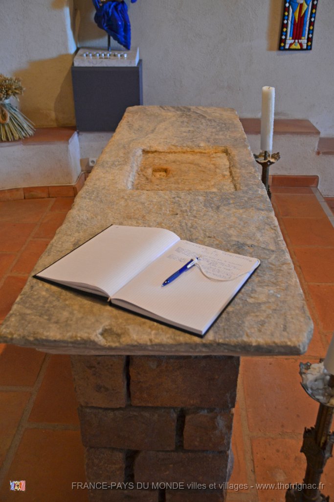 DSC0094.JPG - Chapelle Sainte-Brigitte. 20 septembre 2015. L'autel en marbre.