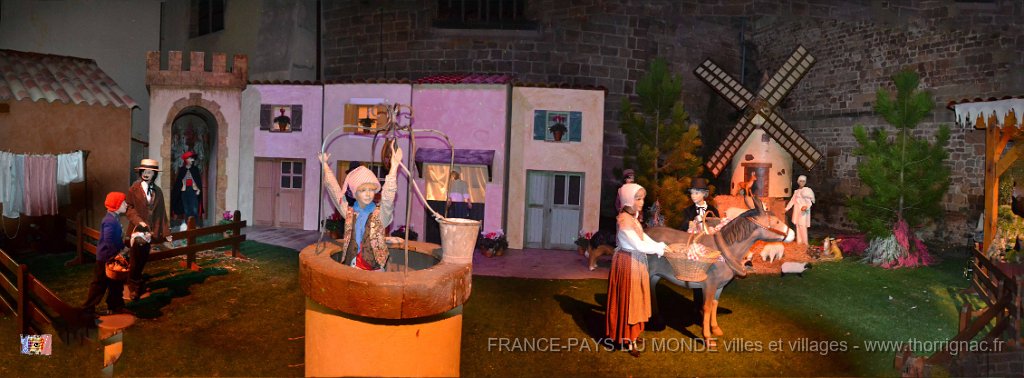 Frejus 08 decembre 2013 1.jpg - Panoramique d'une crèche exposée à la Mairie. 08 décembre 2013