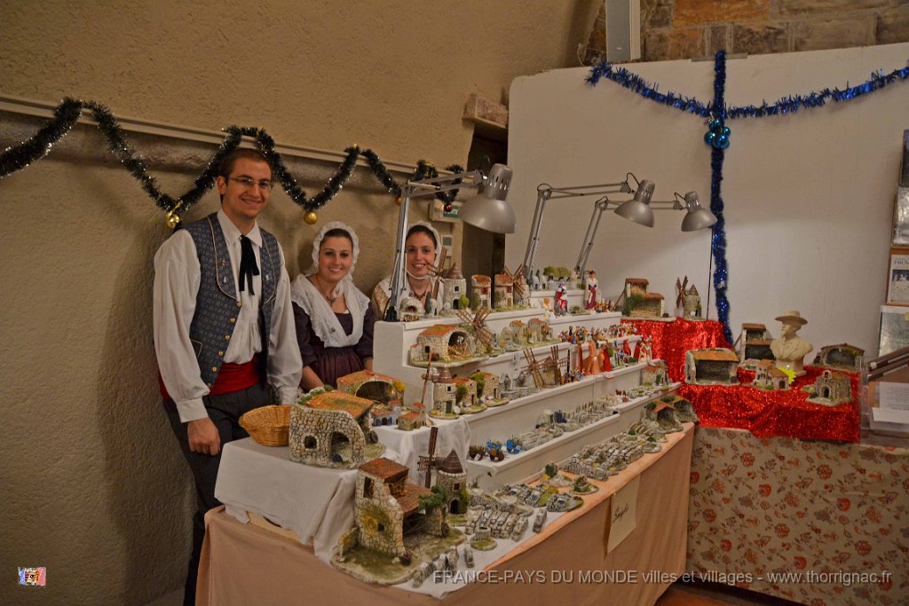 Frejus 08 decembre 2013 37.JPG - Exposition de santons.Les exposants ont aimablement pris la pose. 08 décembre 2013