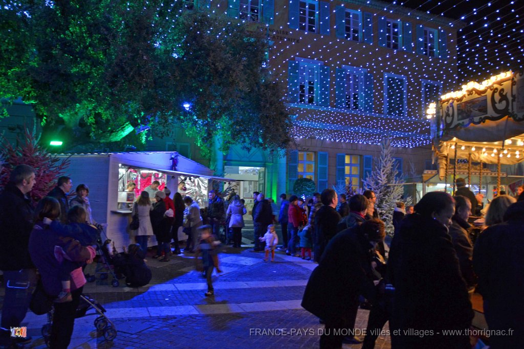Frejus 08 decembre 2013 11.JPG - Place Formigé, devant la Mairie.08 décembre 2013