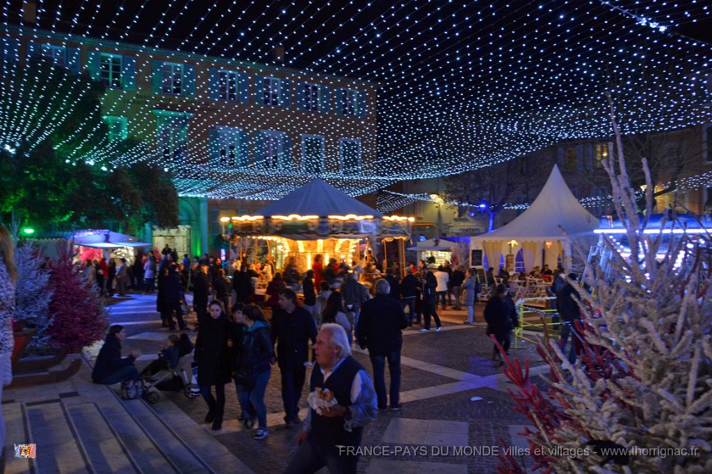 Frejus 08 decembre 2013 12.JPG - Place Formigé, au fond, la Mairie.08 décembre 2013