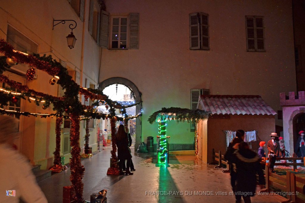 Frejus 08 decembre 2013 4.JPG - Intérieur de la Mairie menant à l'exposition de santons.08 décembre 2013