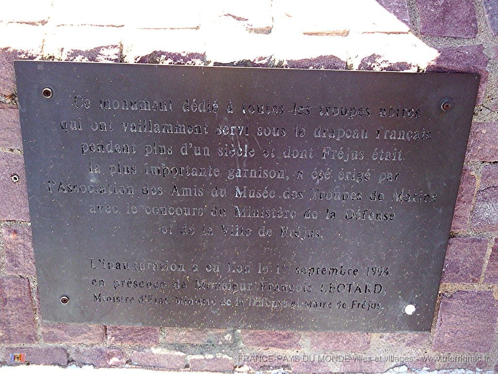 Plaque inauguration monuments.jpg - Mémorial Armée Noire, Boulevard d'Alger. 