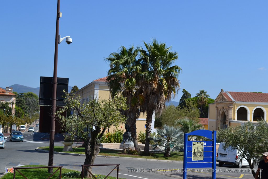 DSC 0149.JPG - Rond-point près de la Place Paul Vernet. La fontaine des cinq continents. 16 septembre 2012.