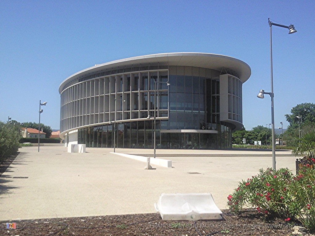 Le forum 3.jpg - Le nouveau Théâtre de la Communauté de communes "Fréjus/Saint-Raphaêl" qui se nomme "Le Forum". 