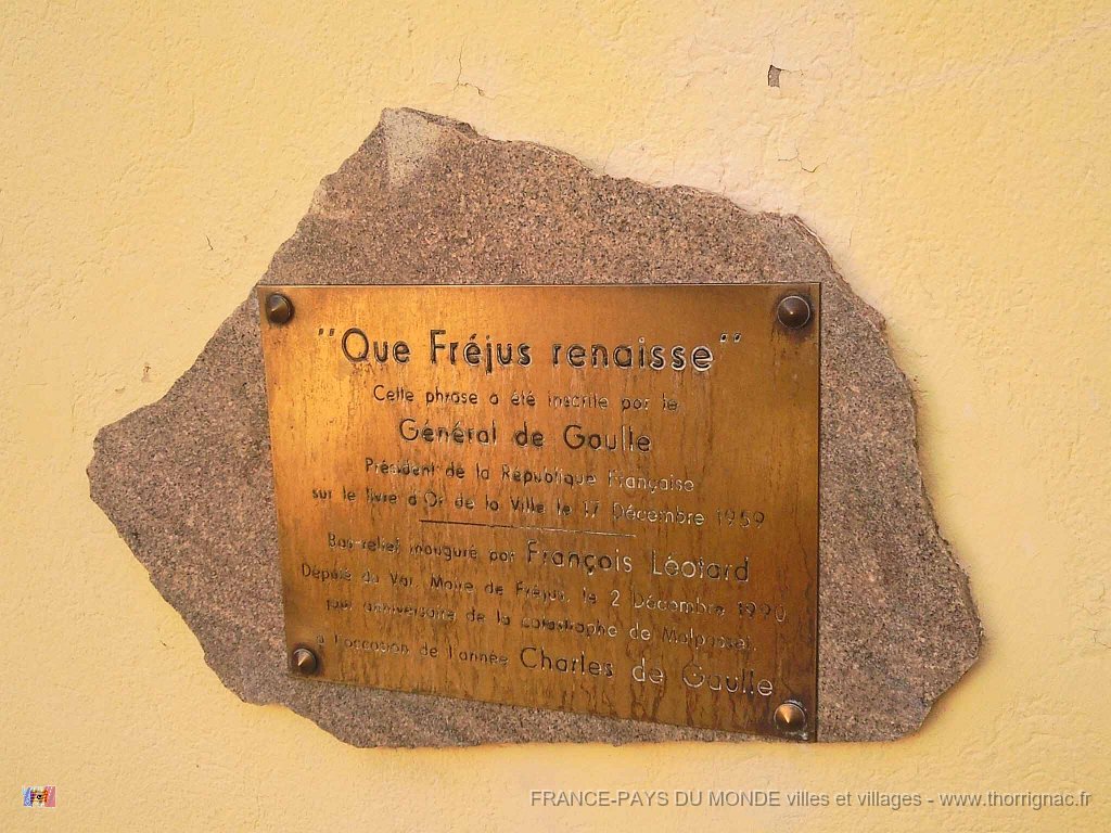 Malpasset 2.jpg - Plaque commémorative de la catastrophe du barrage de Malpasset.