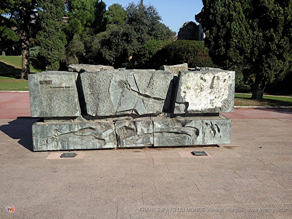 Photo1505.jpg - "Le Gisant", sculpture de Jacques Pouillon.