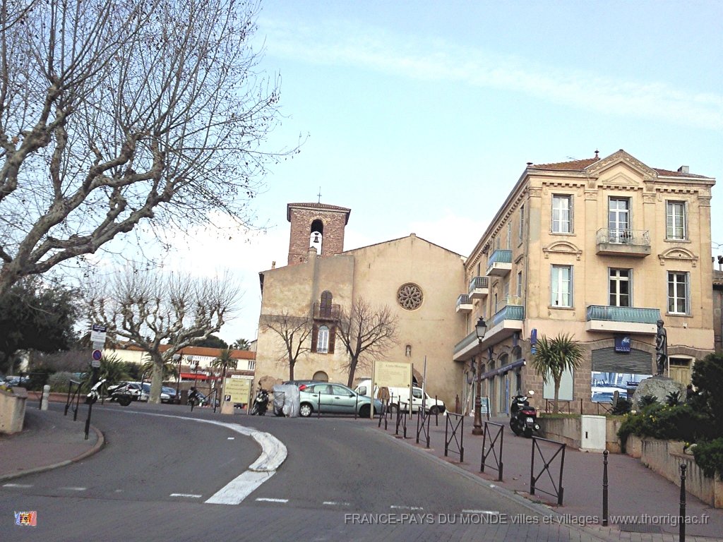 Place Agricola.jpg - La Place Agricola. Au fond, l'église Saint françois de Paule. A droite, la statue du Romain Agricola.