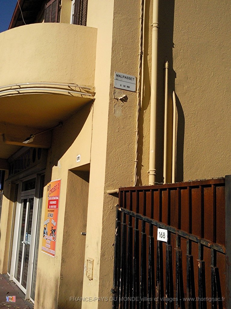 rue de Verdun hauteur de l eau.jpg - Avenue de Verdun.La plaque indique la hauteur de la vague, le 2 décembre 1959.