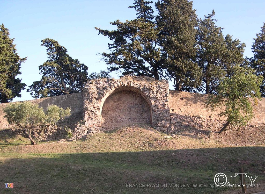DSCN1648.JPG - Les remparts.