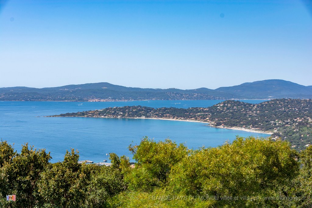 baies des Issambres et de Saint Tropez.jpg - Les Issambres -83 - Vue sur les Issambres (en fond Saint-Tropez) - 08/ 05/ 21