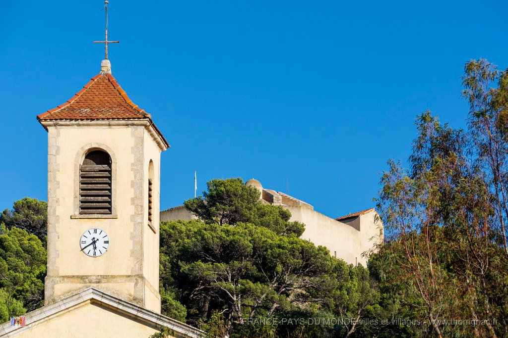 Eglise Sainte Anne 12.jpg - 57  - Porquerolles (Hyères) - 83 - Le clocher de l'église Sainte Anne et le fort Sainte Agathe