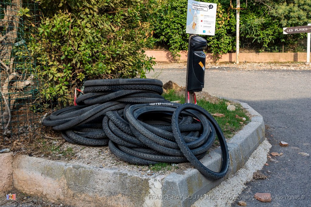 Velos 1.jpg - 43  - Porquerolles (Hyères) - 83 - Pneus de vélos