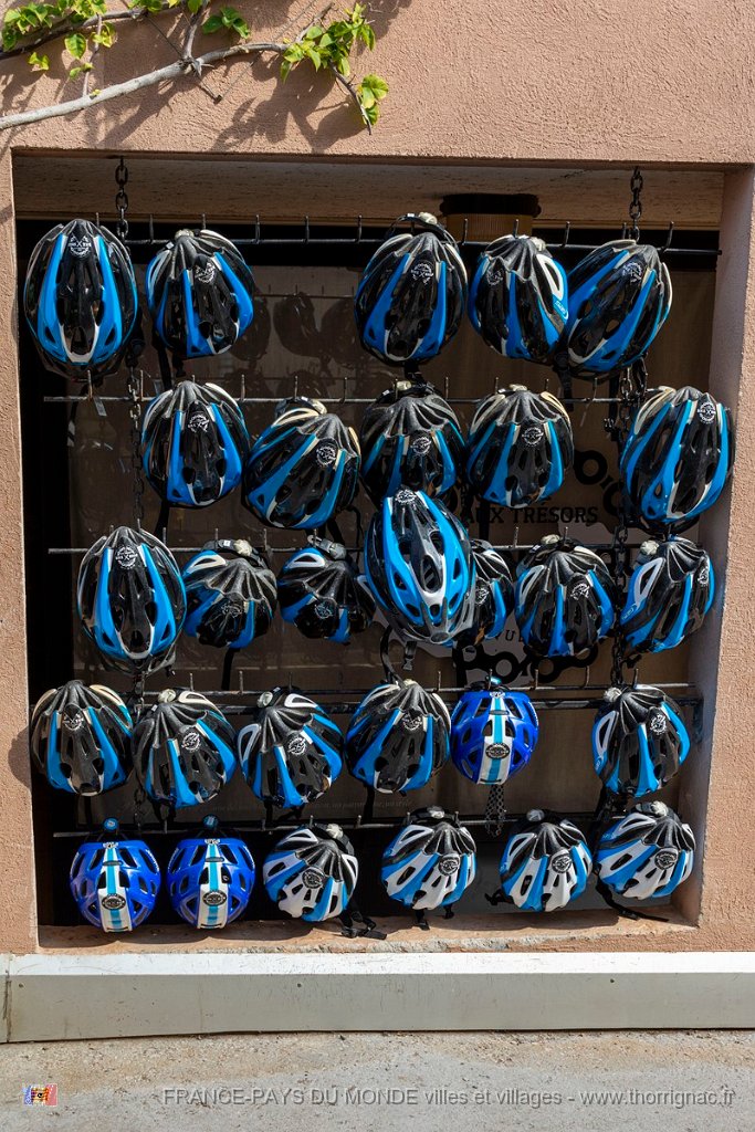 Velos 2.jpg - 37  - Porquerolles (Hyères) - 83 - Casques cyclistes