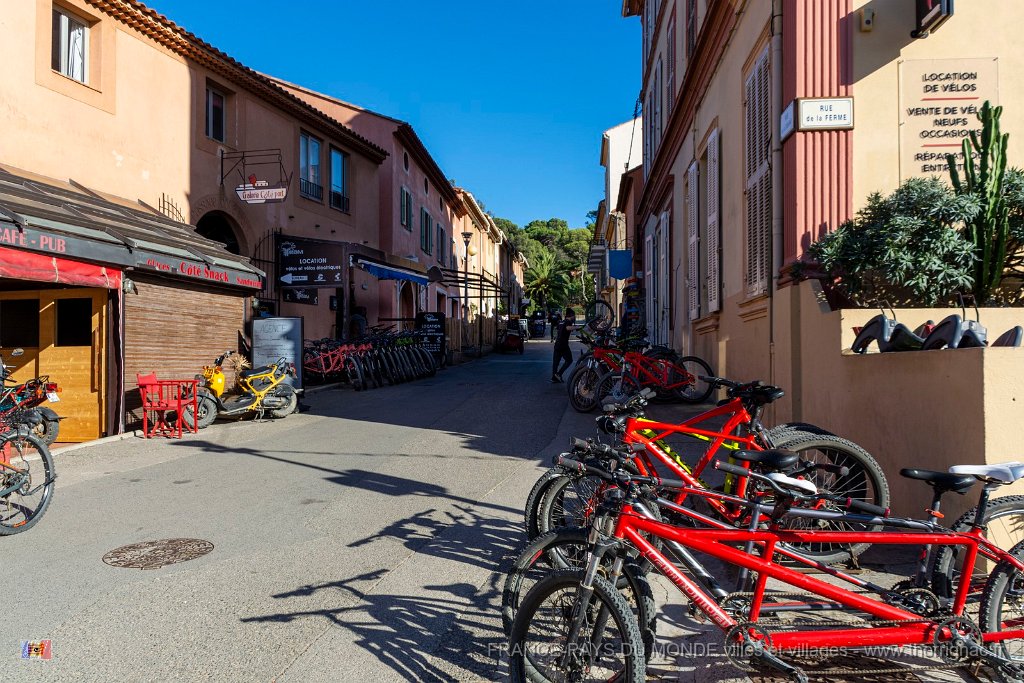 Velos 3.jpg - 38  - Porquerolles (Hyères) - 83 - Rue du village