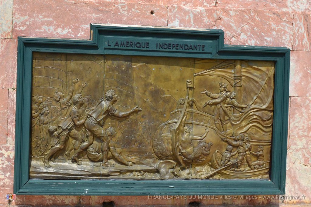 Port Vendres 14 mai 2013 1.JPG - Port-Vendres.Aux quatre coins de l'obélisque, les trophées allégoriques représentant les 4 continents connus à l'époque.Asie, Afrique, Europe et Amérique. Mai 2013