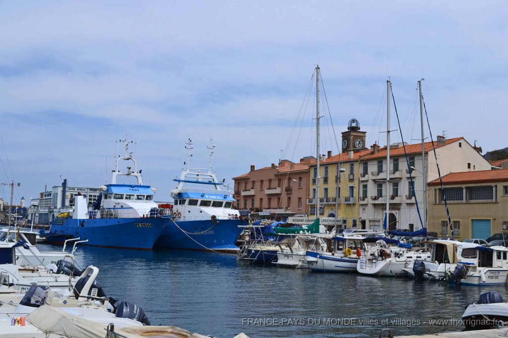 Port Vendres 14 mai 2013 32.JPG - Port-Vendres. A droite la Tour de l'Horloge. Mai 2013