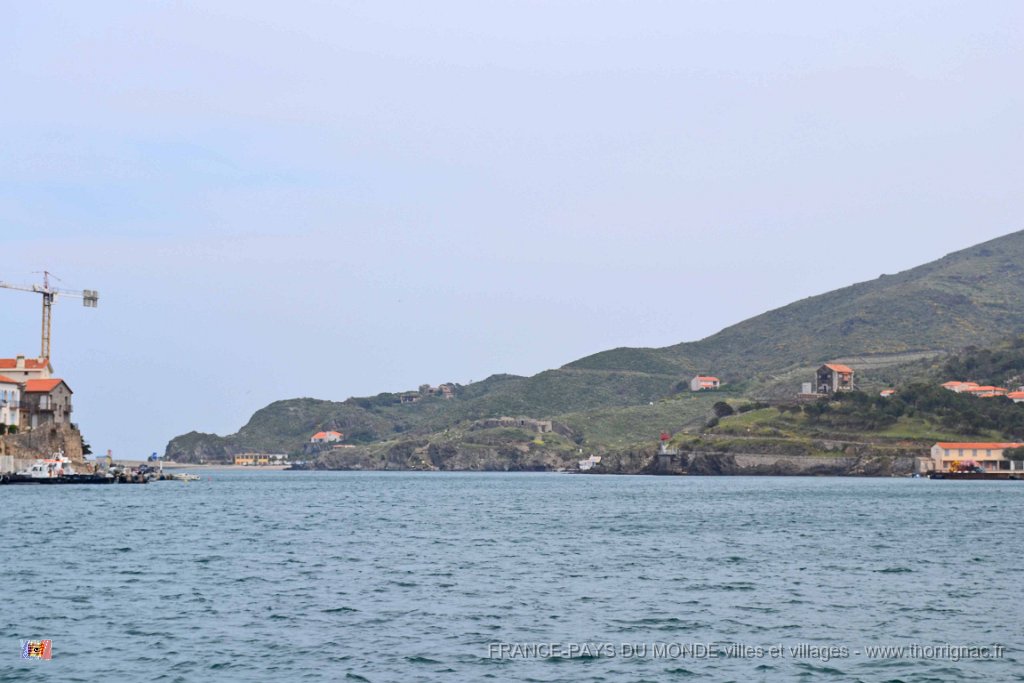 Port Vendres 14 mai 2013 42.JPG - Port-Vendres. l'entrée du port, au fond à droite La Redoute Béar. Mai 2013