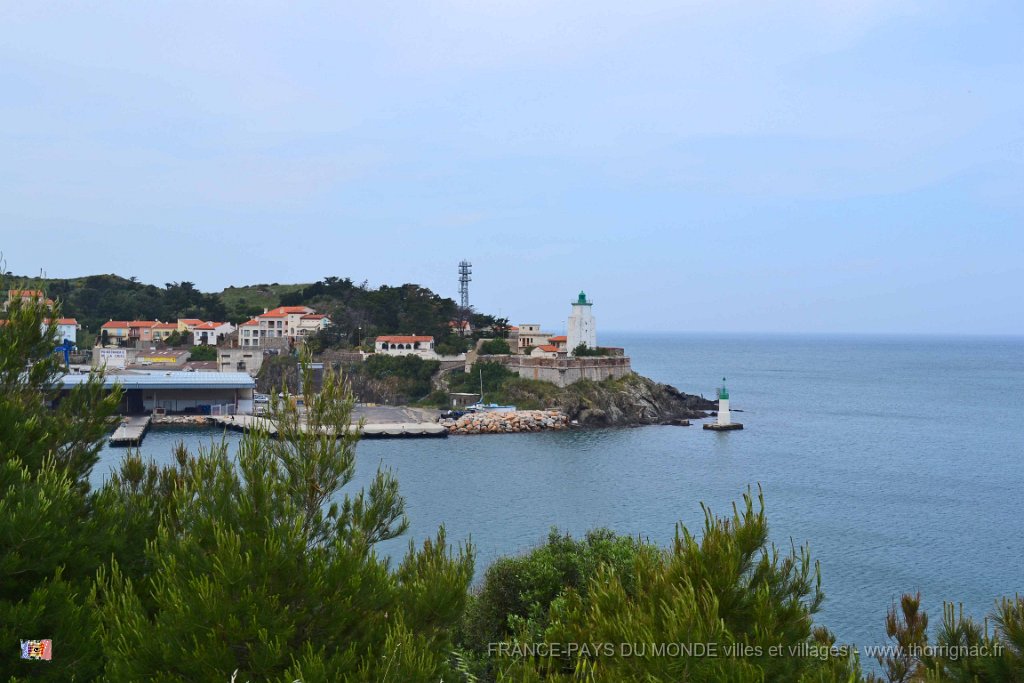 Port Vendres 14 mai 2013 65.JPG - Port-Vendres. Le Fort et la Redoute Fanal et à gauche, la Criée aux poissons. Mai 2013