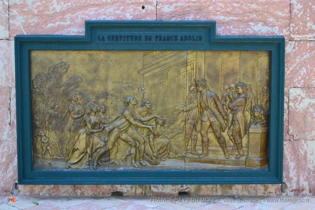 Port Vendres 14 mai 2013 7.JPG - Port-Vendres.Aux quatre coins de l'obélisque, les trophées allégoriques représentant les 4 continents connus à l'époque.Asie, Afrique, Europe et Amérique. Mai 2013