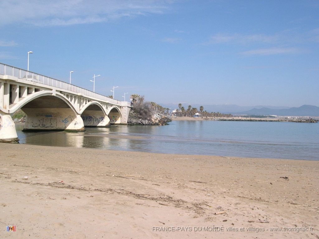Pont de la Galiote 1.jpg - Pont de la Galiote qui enjambe l'embouchure des étangs de Villepey. Côté mer.
