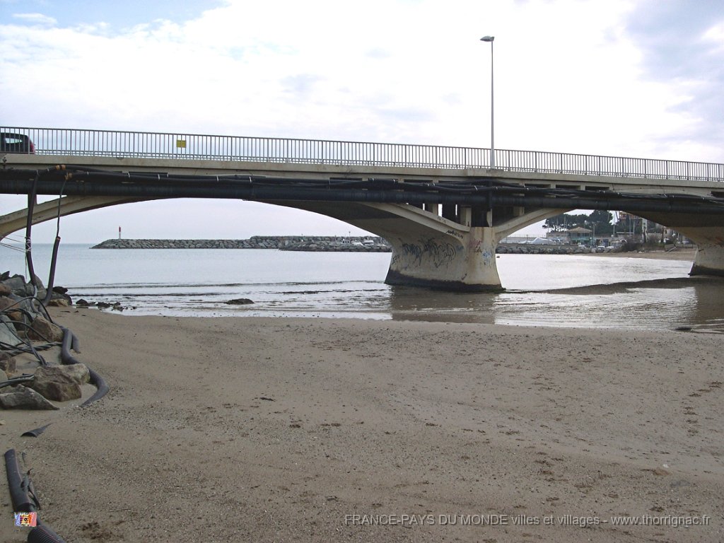 Pont de la Galiote 4.jpg - Pont de la Galiote qui enjambe l'embouchure des étangs de Villepey. Côté étangs.
