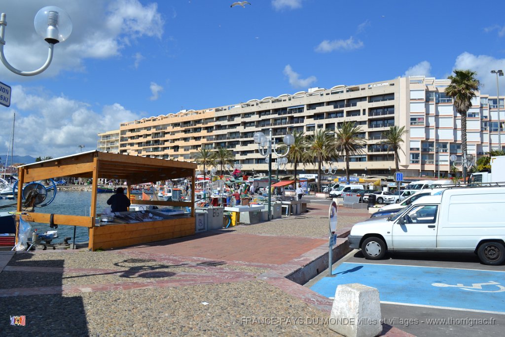 DSC0106.JPG - Saint-Cyprien. Les étals des marins pêcheurs. Mai 2013