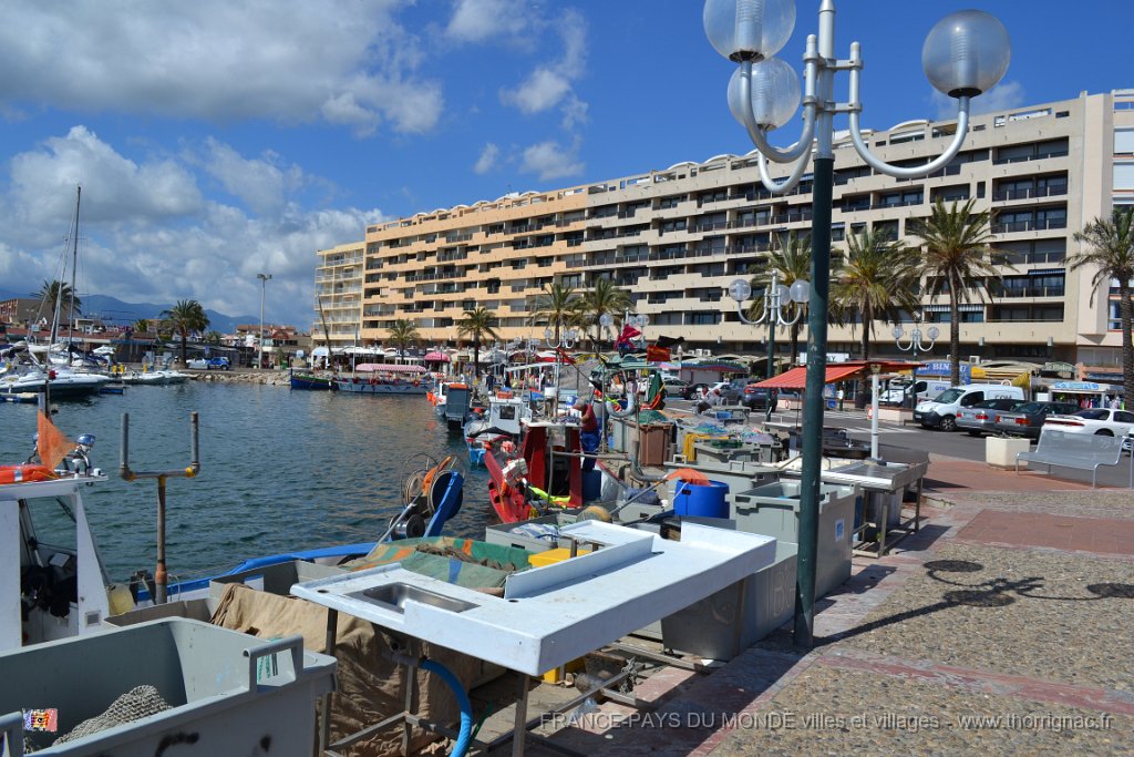 DSC0107.JPG - Saint-Cyprien. Les étals des marins pêcheurs. Mai 2013