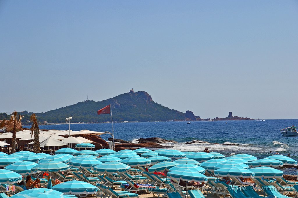 Boulouris aout 2014 19.JPG - Boulouris (commune de Saint-Raphaël), ses plages. Au fond, Le Dramont et l'Ile d'Or. Août 2014