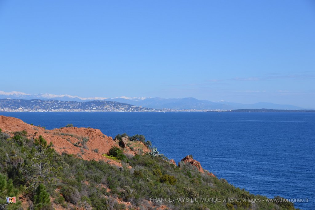 DSC0226.JPG - La corniche d'Or entre Agay et Le Trayas. Au second plan, Cannes et les Iles de Lérins. 26 février 2015.