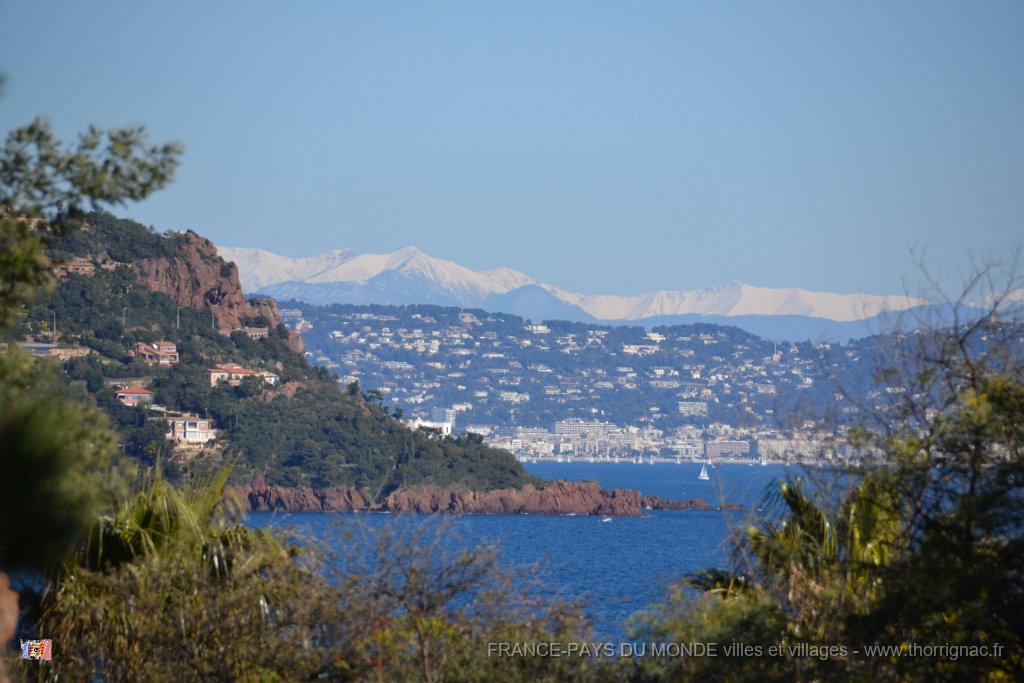 DSC0251.JPG - La corniche d'Or entre Agay et Le Trayas. Au second plan, Cannes la Bocca. 26 février 2015.