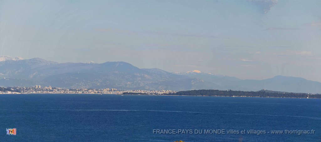 Panorama11.jpg - La corniche d'Or entre Agay et Le Trayas. Au second plan, Cannes et les Iles de Lérins. 26 février 2015.