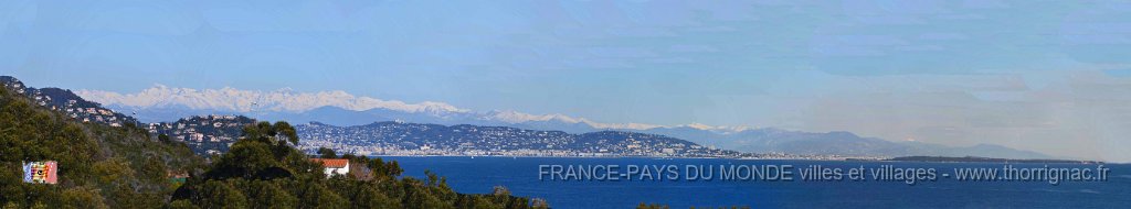 Panorama18.jpg - La corniche d'Or entre Agay et Le Trayas. Panoramique. Au second plan, Cannes et les Iles de Lérins. 26 février 2015.