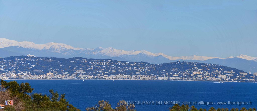Panorama9.jpg - La corniche d'Or entre Agay et Le Trayas. Au second plan, Cannes. 26 février 2015.