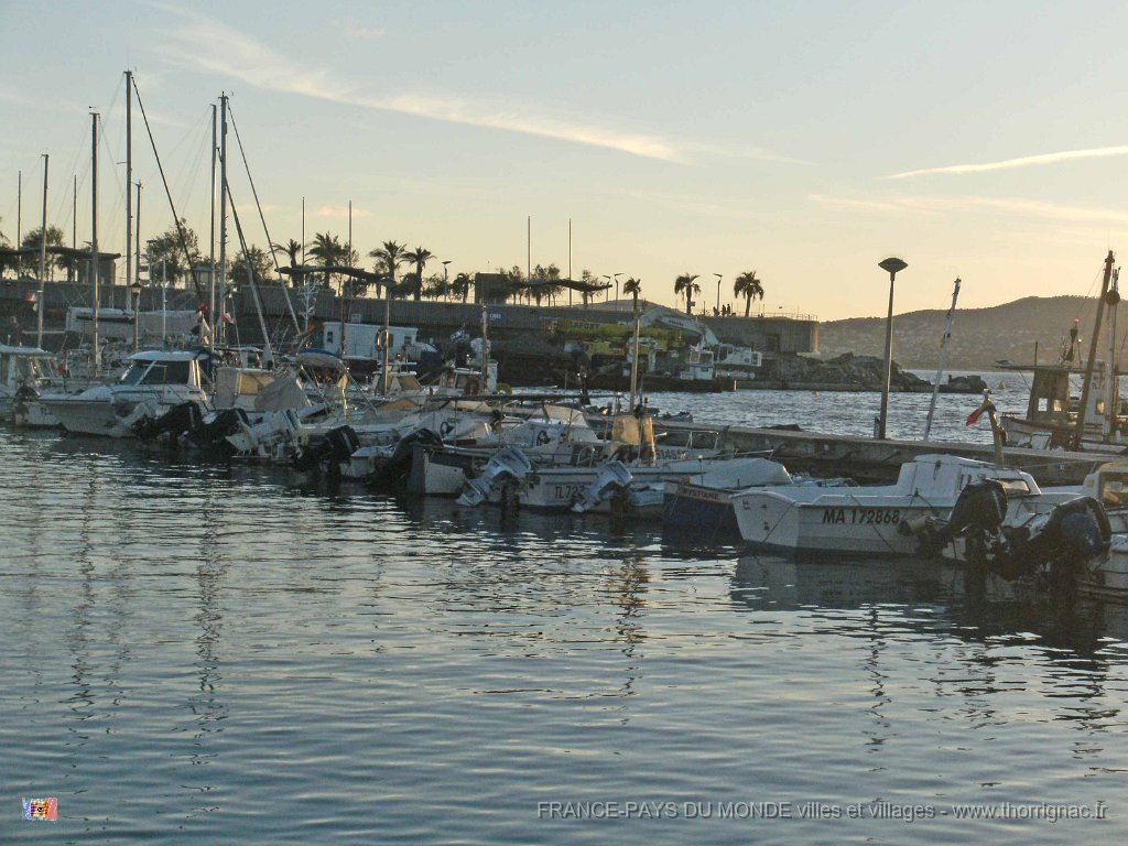 DSCF6999.JPG - Le vieux port avec en fond, l'Esplanade Bonaparte et l'entrée du port