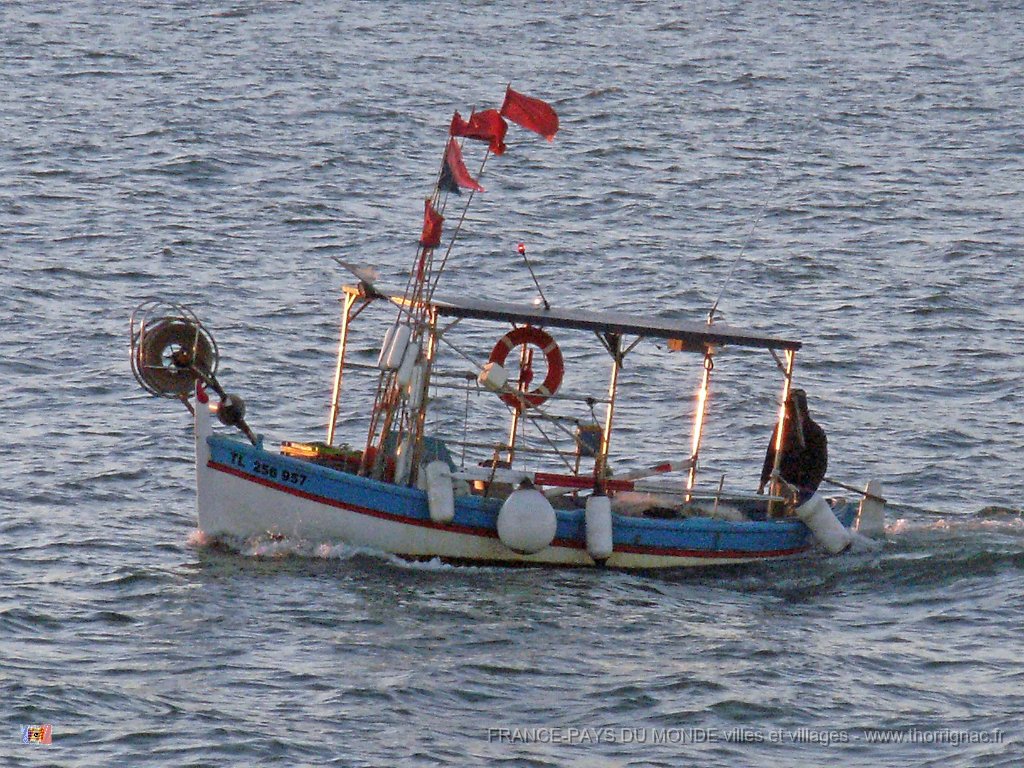 DSCF7033.JPG - Pêcheur sortant du port