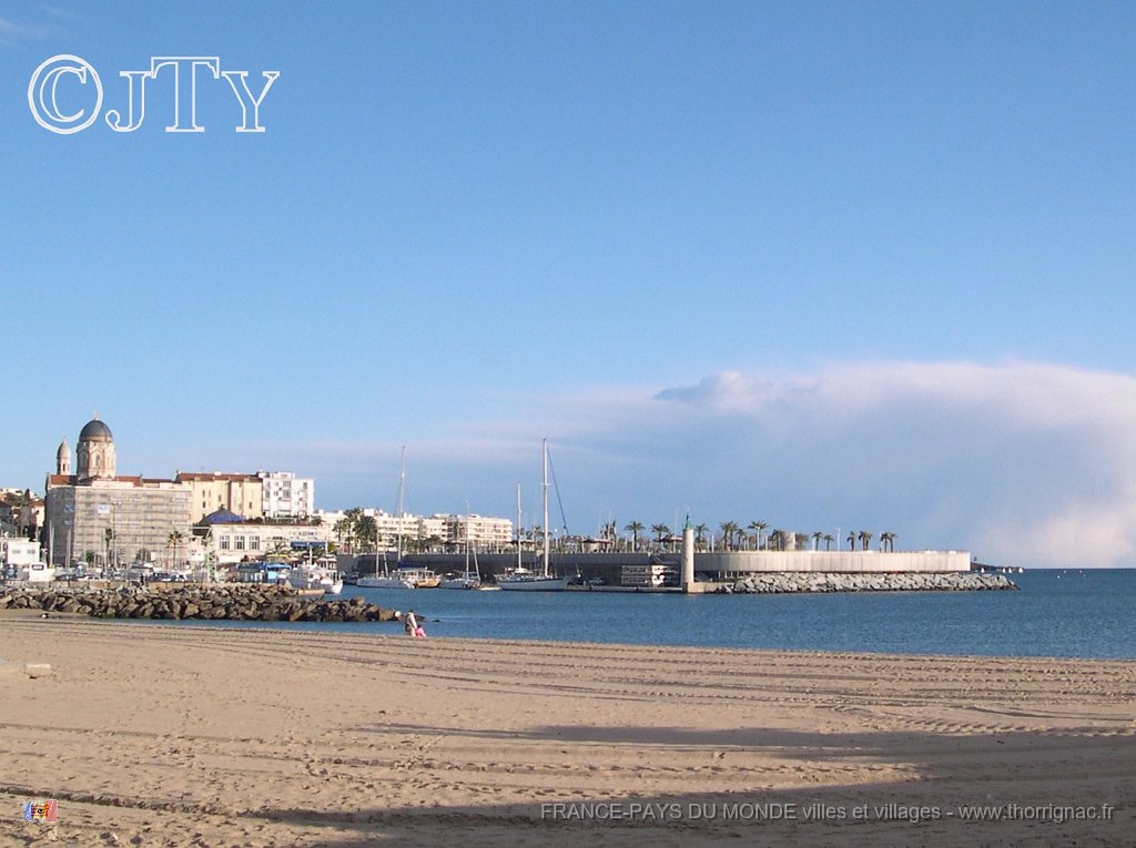 Le port et l esplanade Bonaparte vue de la plage de Frejus.jpg - Au 1er plan, l'esplanade "Bonaparte".