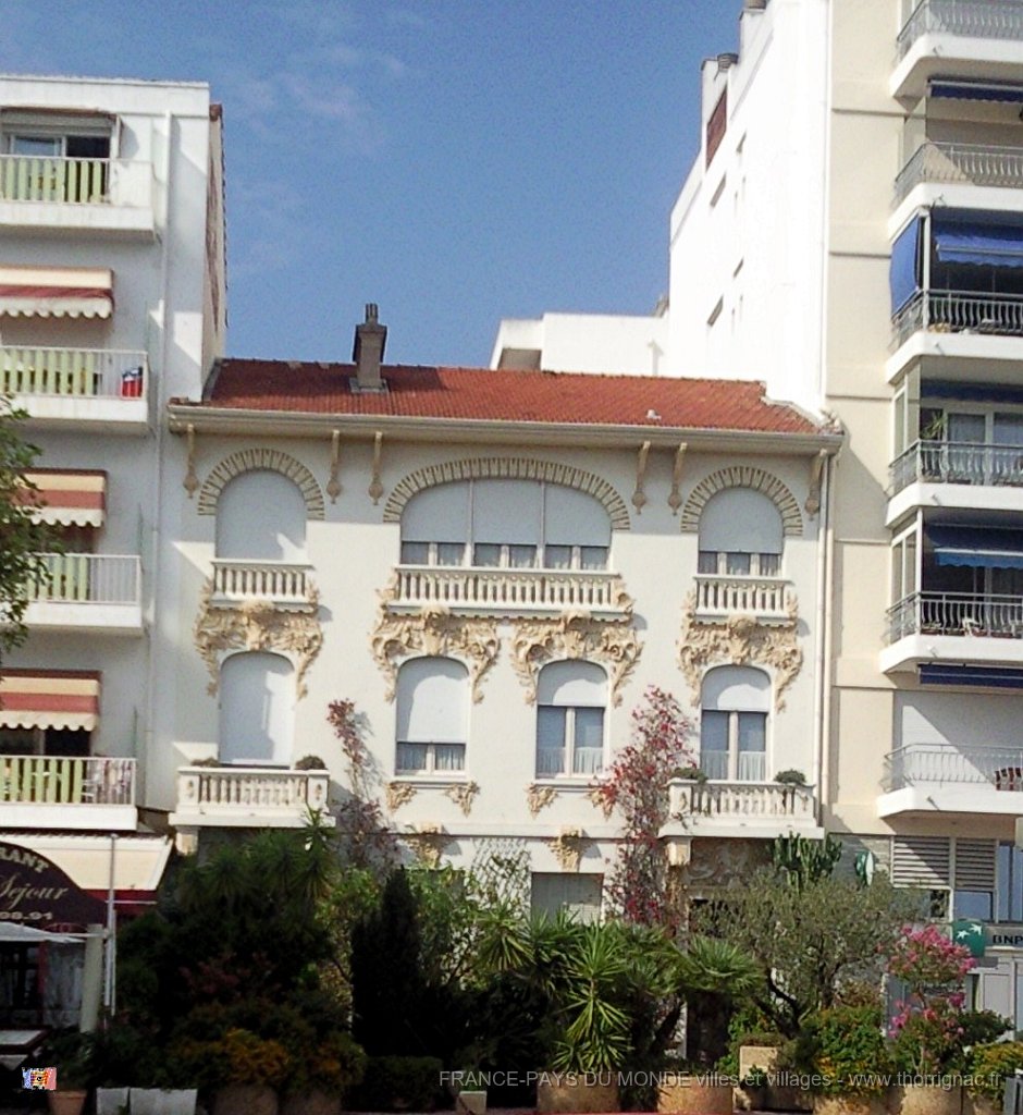 Photo1219.jpg - Façade d'immeuble en front de mer.